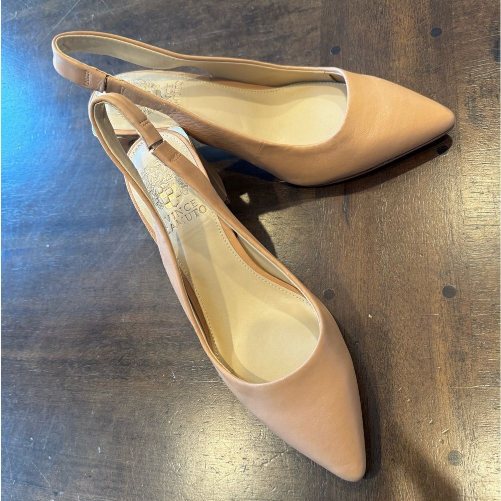 VINCE CAMUTO beige/cream heel shoe